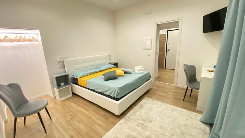 Communal lounge/ TV room, Bed, TV and multimedia, Photo of the whole room, Seating area, Bedroom, towels, wardrobe