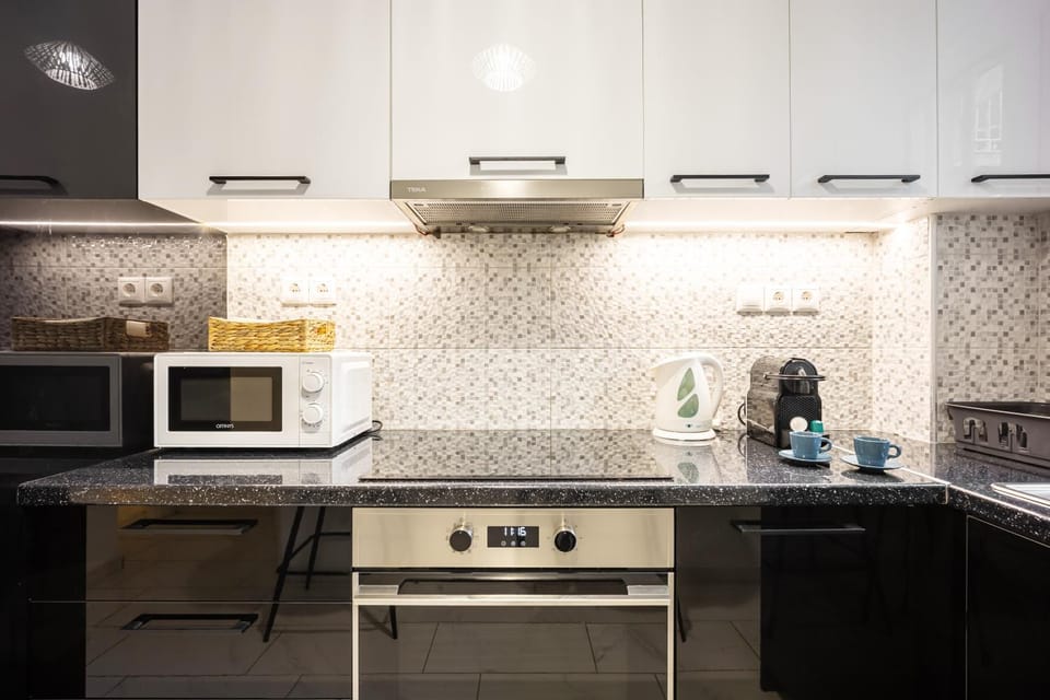 Coffee/tea facilities, Seating area, microwave, oven, stove, stove, kitchen, kitchen