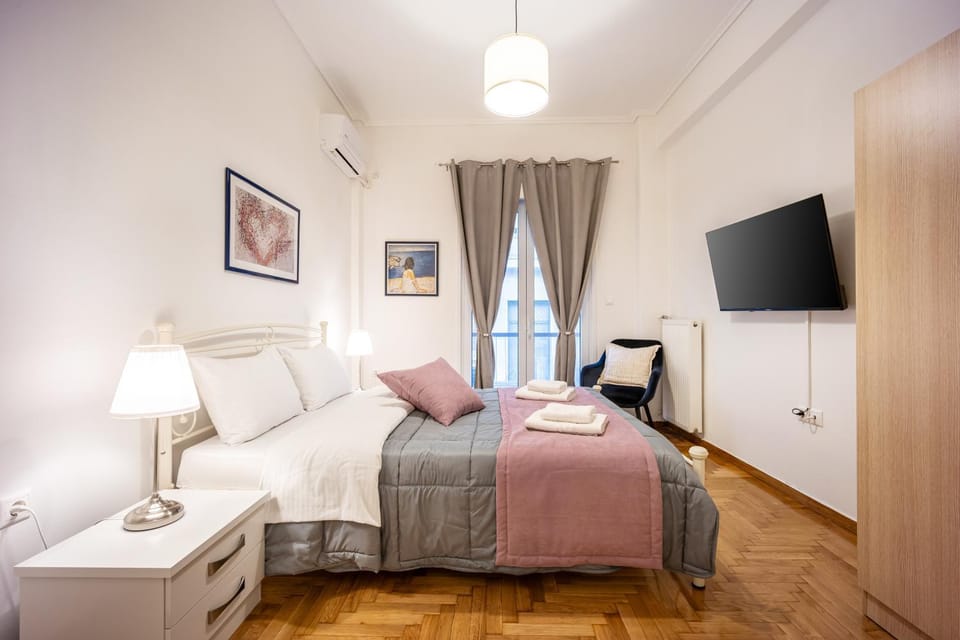Bed, TV and multimedia, Photo of the whole room, Bedroom