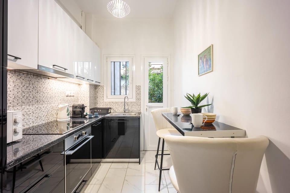 Coffee/tea facilities, Photo of the whole room, Seating area, microwave, oven, stove, stove, kitchen, kitchen