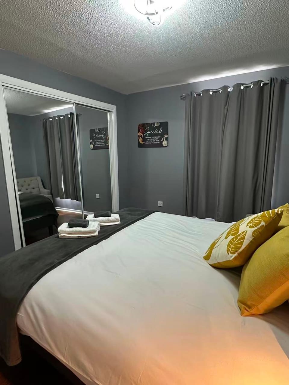 Two bedroom flat close to meadows with free parking by parking permit Apartment in Edinburgh