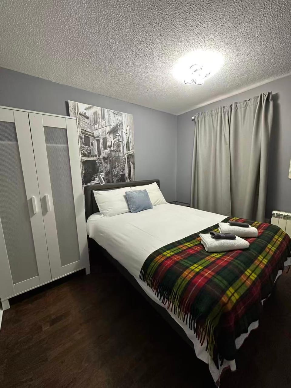 Two bedroom flat close to meadows with free parking by parking permit Apartment in Edinburgh