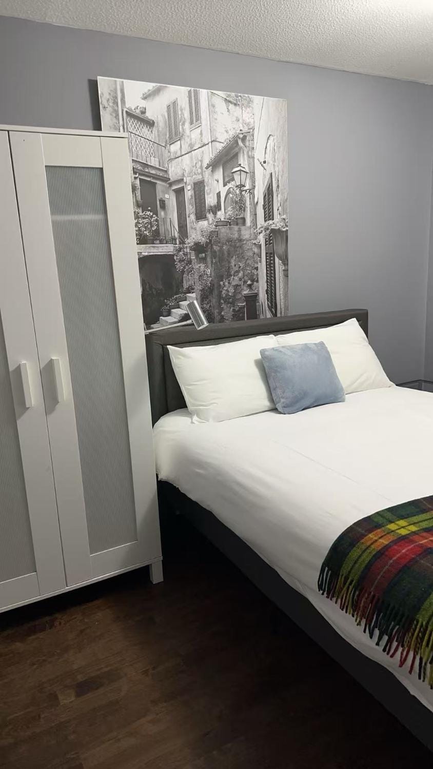 Two bedroom flat close to meadows with free parking by parking permit Apartment in Edinburgh