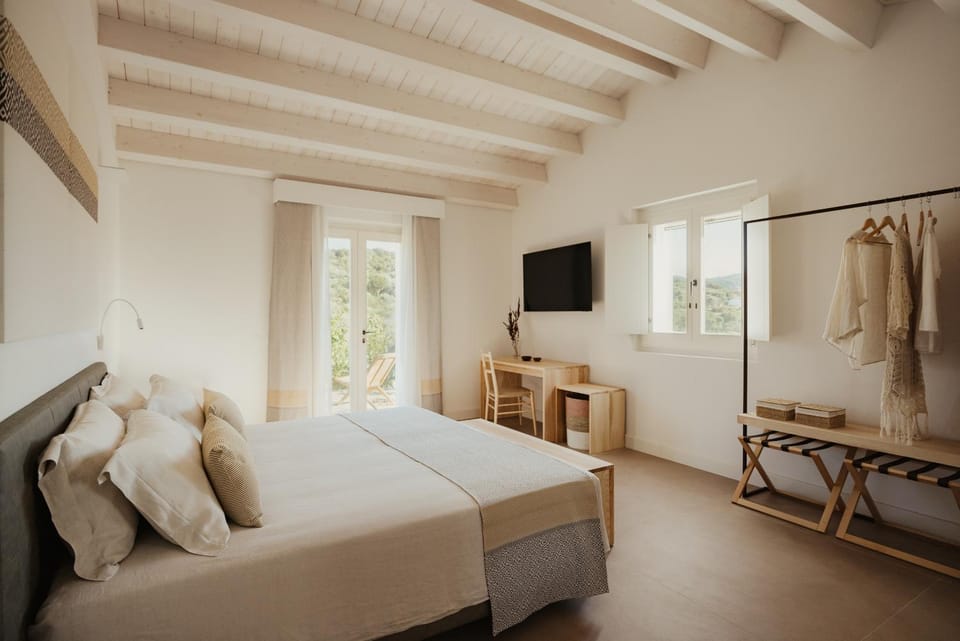 Bed, TV and multimedia, Photo of the whole room, Bedroom, wardrobe
