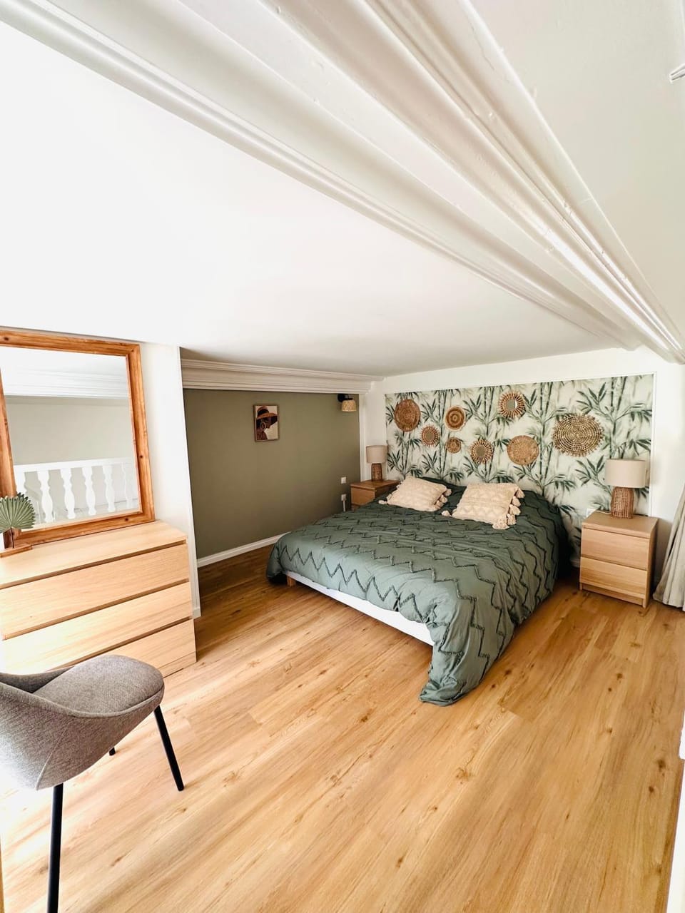 Photo of the whole room, Bedroom