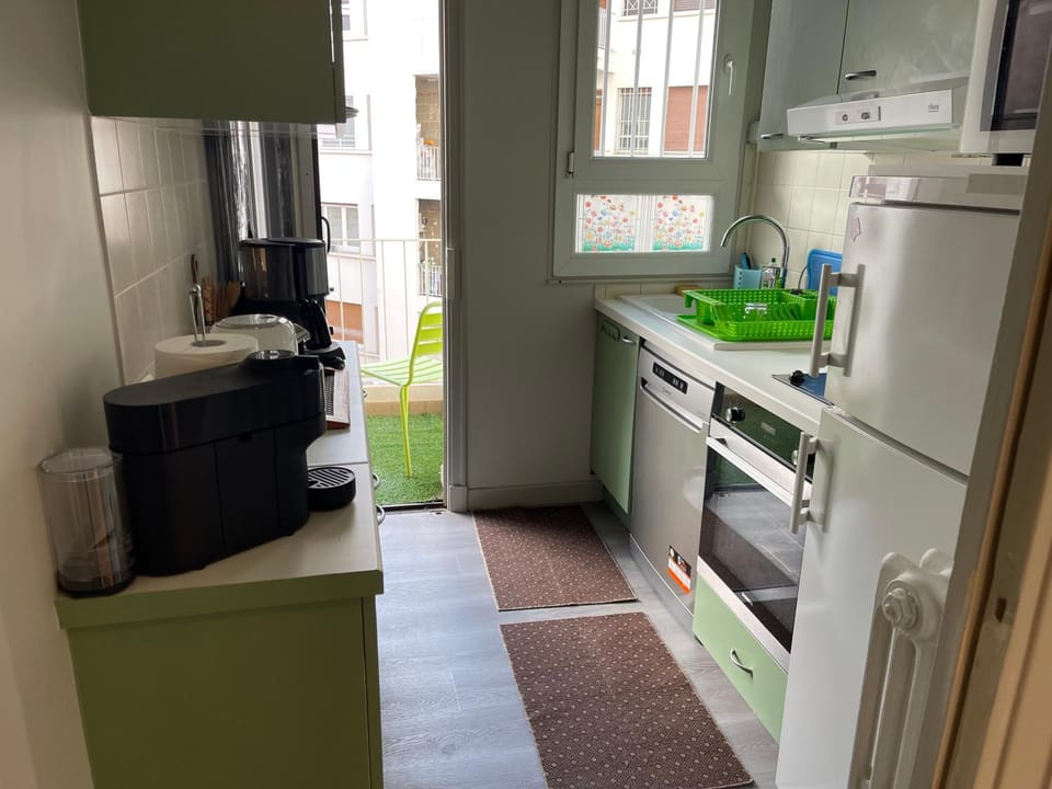 Coffee/tea facilities, Kitchen or kitchenette, dishwasher, microwave, oven, stove, toaster