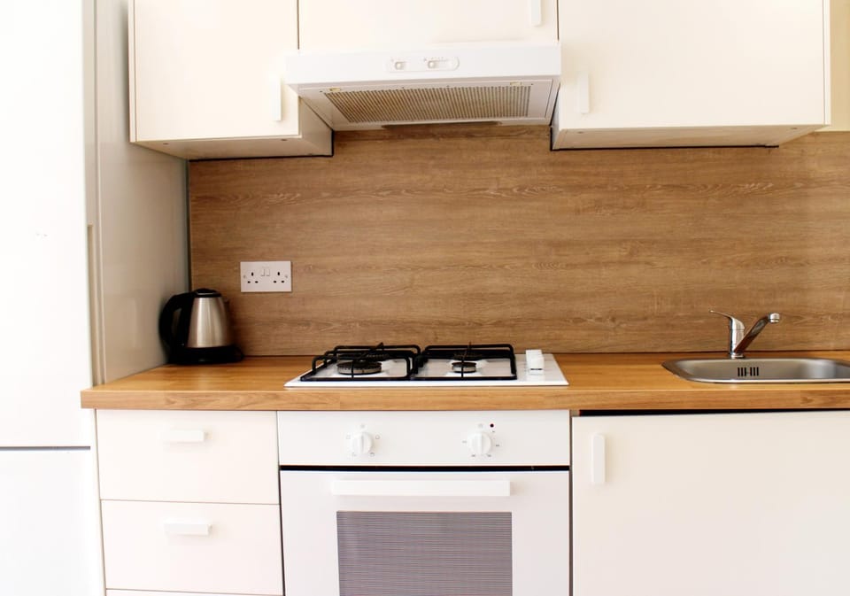 Coffee/tea facilities, Kitchen or kitchenette, stove