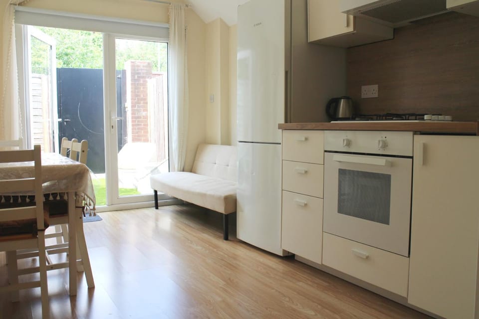 Kitchen or kitchenette, Living room, Seating area, Dining area, oven, stove