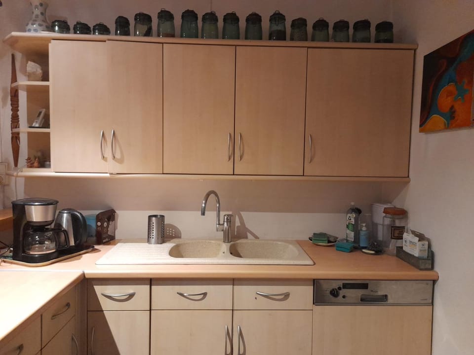 Coffee/tea facilities, Kitchen or kitchenette, dishwasher