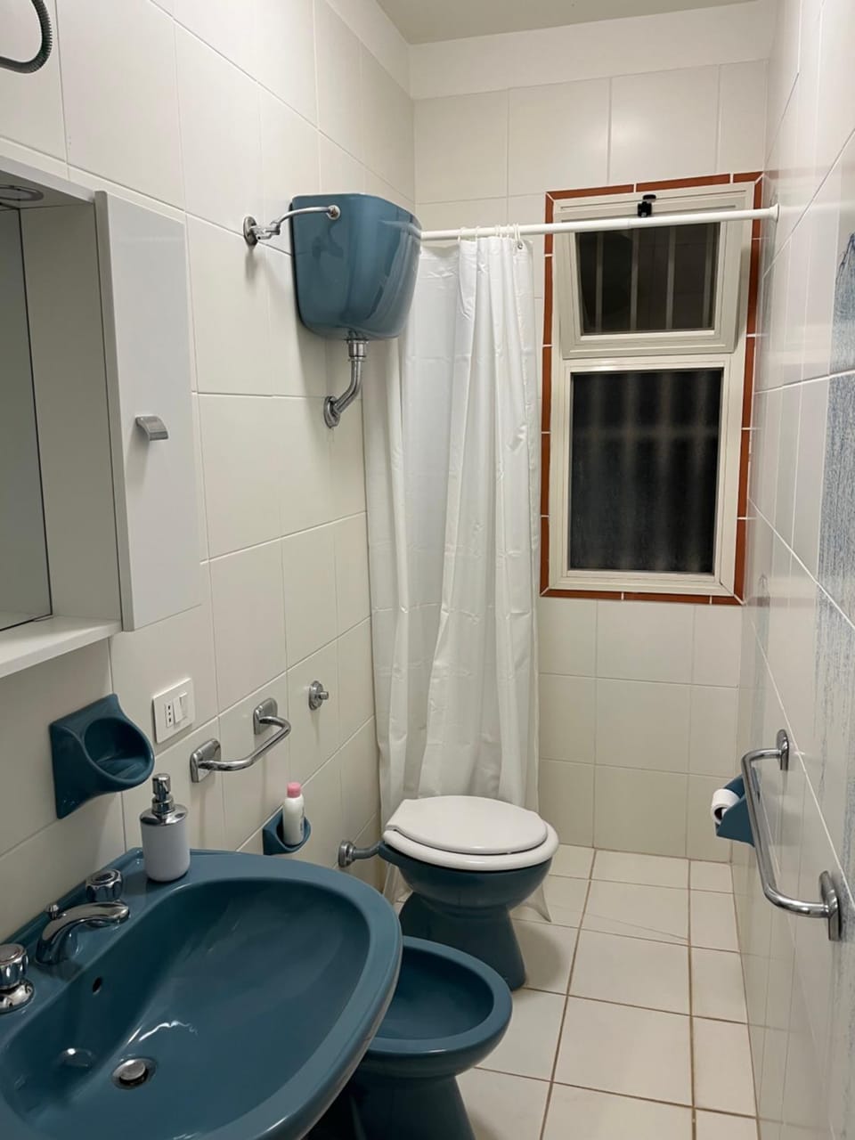 Shower, Toilet, Bathroom, bidet, towels