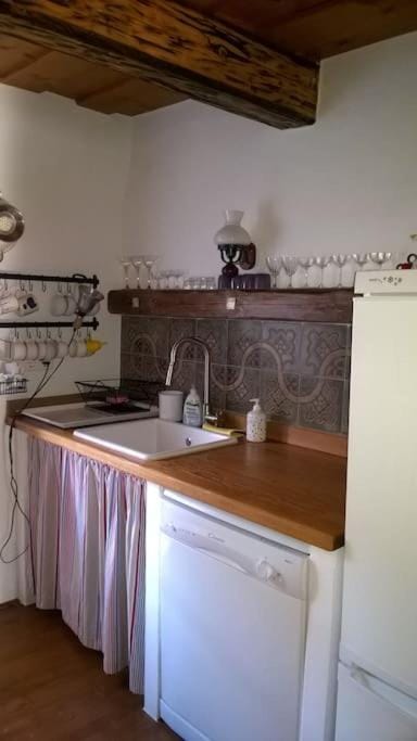 Nádtetős ház Gyenesdiáson a vízpart közelében House in Hungary