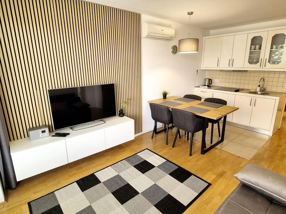 TV and multimedia, Kitchen or kitchenette, Living room, Seating area, Dining area, stove