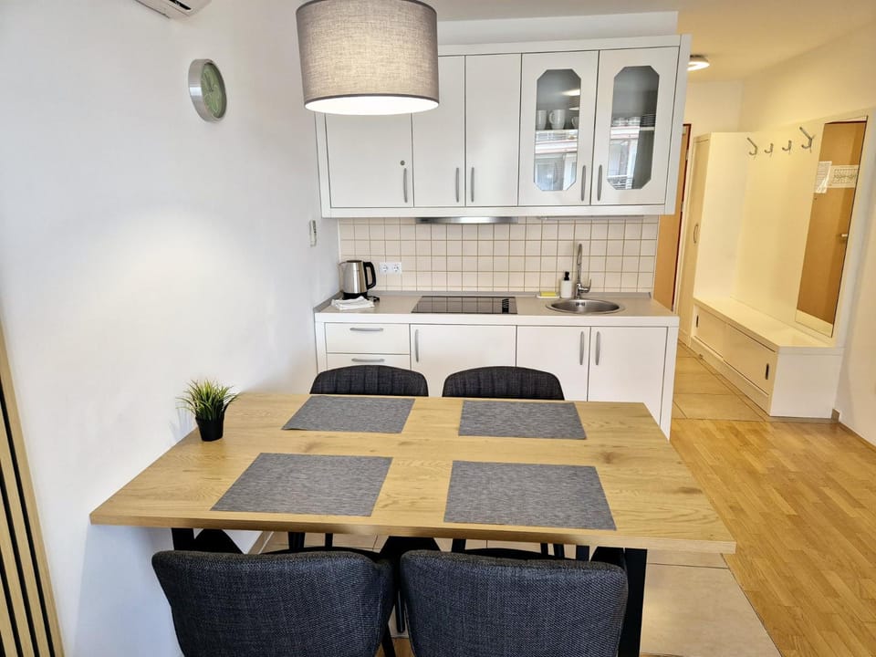 Kitchen or kitchenette, Dining area, stove