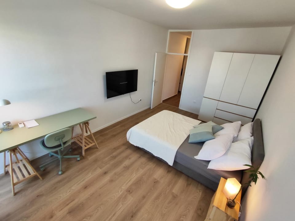 Bed, TV and multimedia, Bedroom, wardrobe