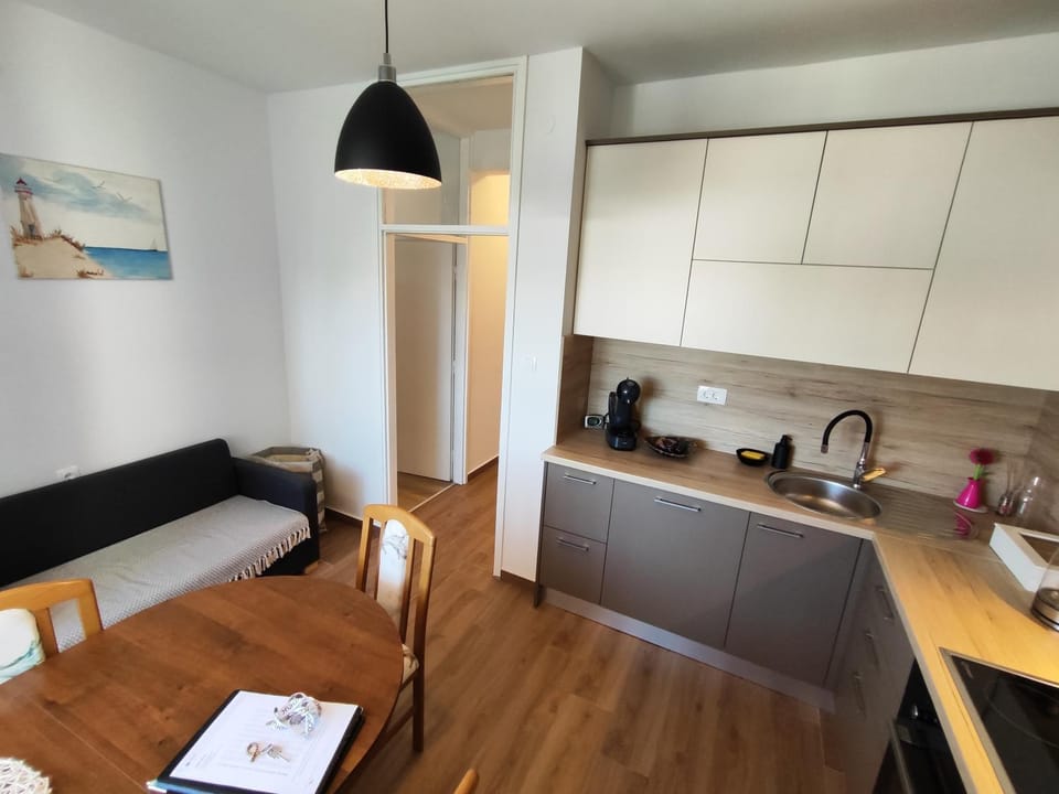Coffee/tea facilities, Kitchen or kitchenette, stove
