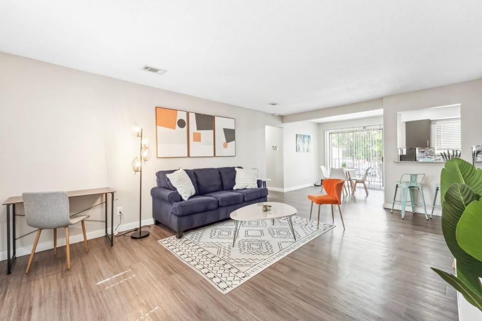 Economy King Bed Suites w Pool, Next to Downtown Apartment in Austin