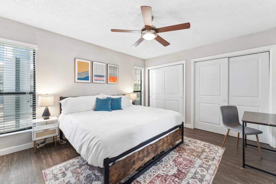Economy King Bed Suites w Pool, Next to Downtown Apartment in Austin