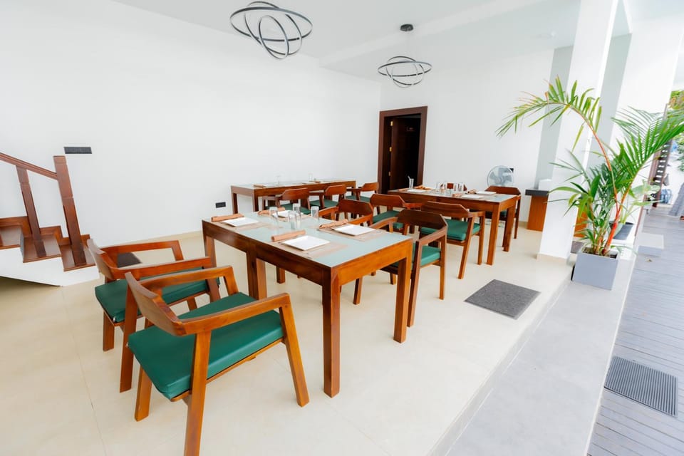 Restaurant/places to eat, Restaurant/places to eat, Seating area