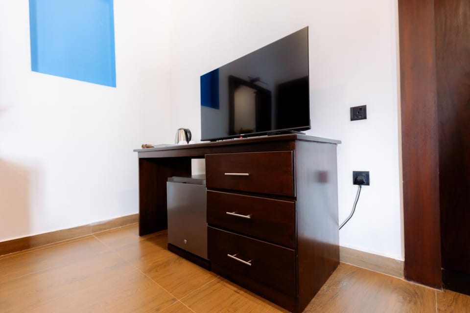 TV and multimedia, Bedroom, furniture, internet, air conditioner