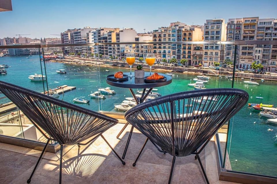 Stylish seafront Spinola Apartment Apartment in Saint Julians