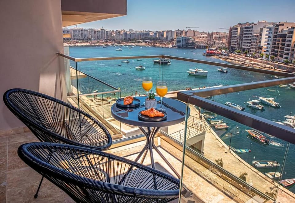 Stylish seafront Spinola Apartment Apartment in Saint Julians