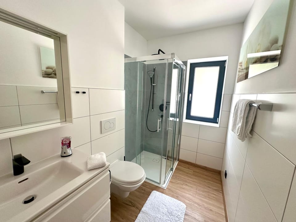 Shower, Toilet, Bathroom, towels