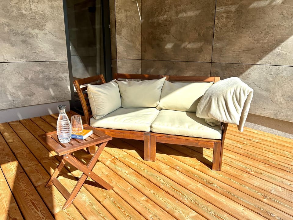 Day, Seating area