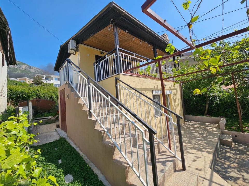 Property building, Facade/entrance, Balcony/Terrace, Garden view
