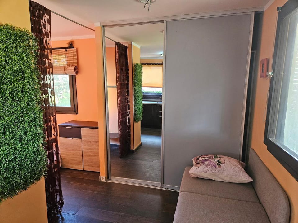Bed, Seating area