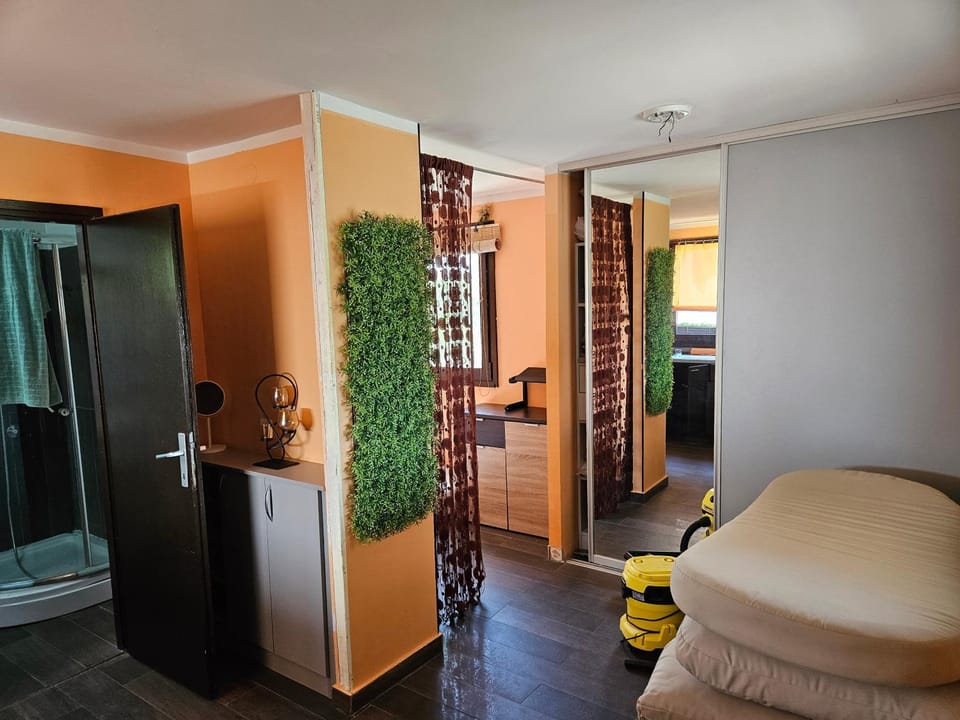Bed, Seating area