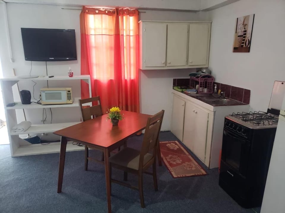 TV and multimedia, Kitchen or kitchenette, Dining area, oven, stove
