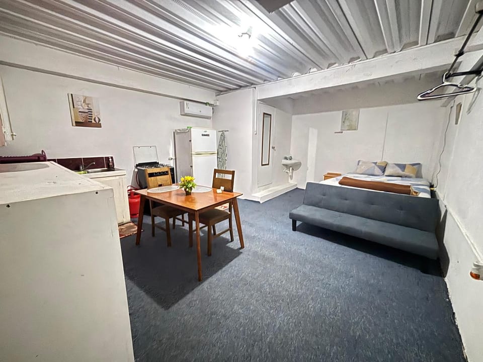 Bed, Kitchen or kitchenette, Living room, Seating area, Dining area, Bedroom