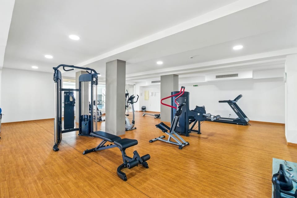 Modern apartment with in-&outside pool, sauna&gym, heating, rooftop terrace with amazing sea&mountains view Apartment in Lagos