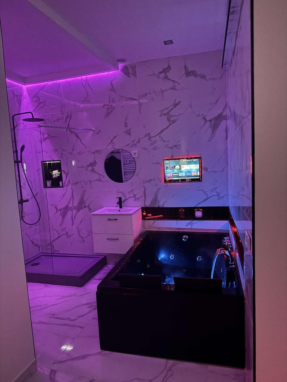 Hot Tub, TV and multimedia