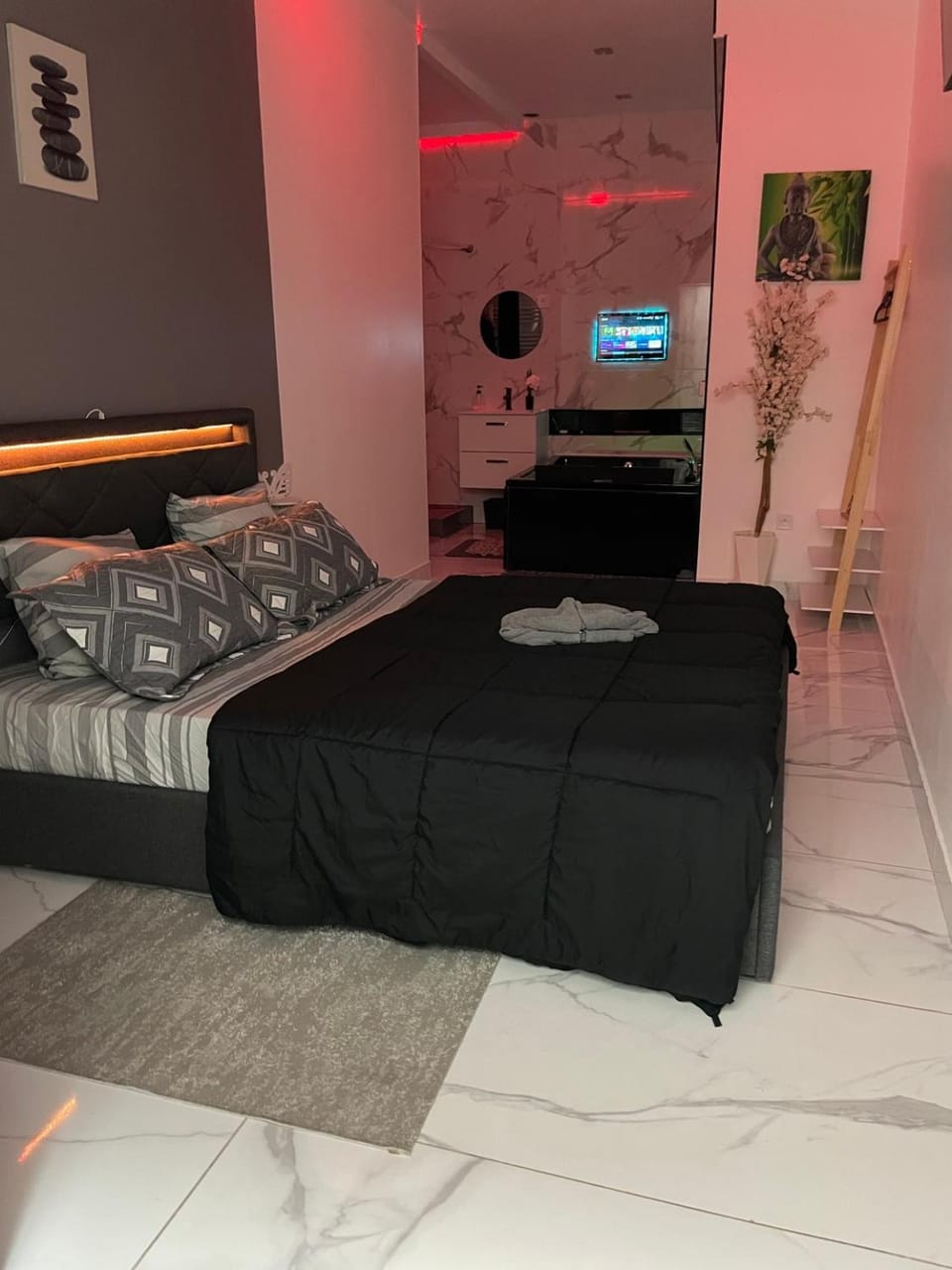 Suite Zen Jacuzzi TV Integrée Clim Wifi Béziers Centre Arrivée Autonome 24h24 Bed and Breakfast in Béziers