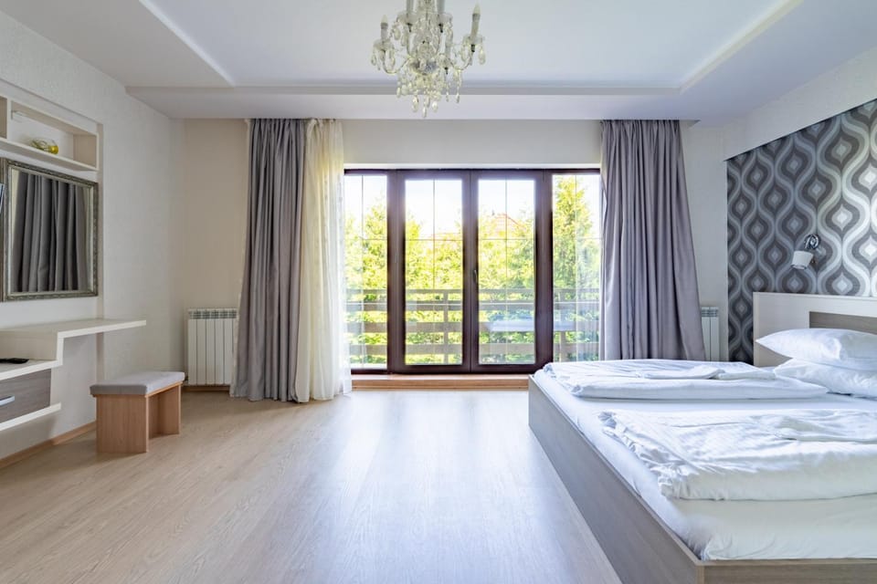 Bed, TV and multimedia, Photo of the whole room, Bedroom, towels