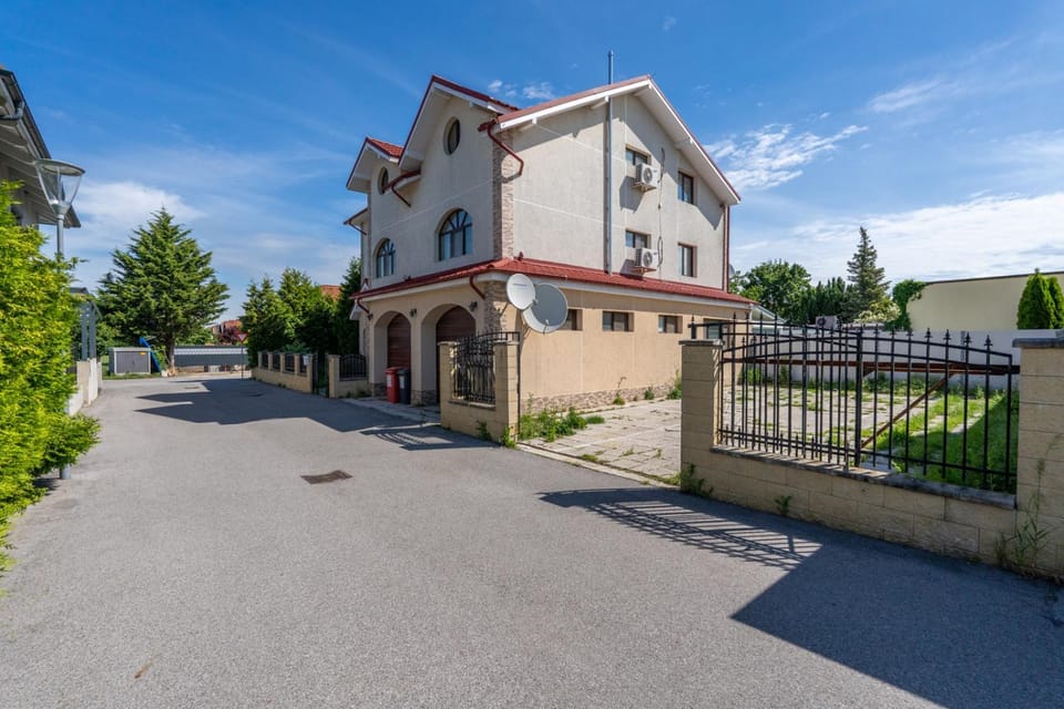 Property building, Day, Street view, Parking