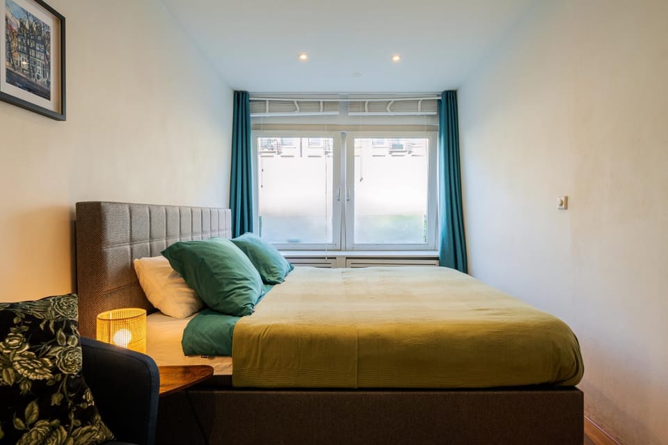 Bed, Bedroom, Street view