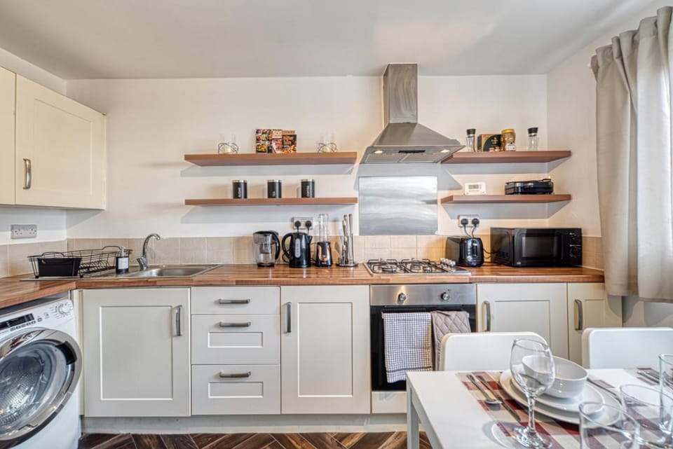 Kitchen or kitchenette, Dinner, Seasons, microwave, toaster, washing machine, washing machine, kitchen