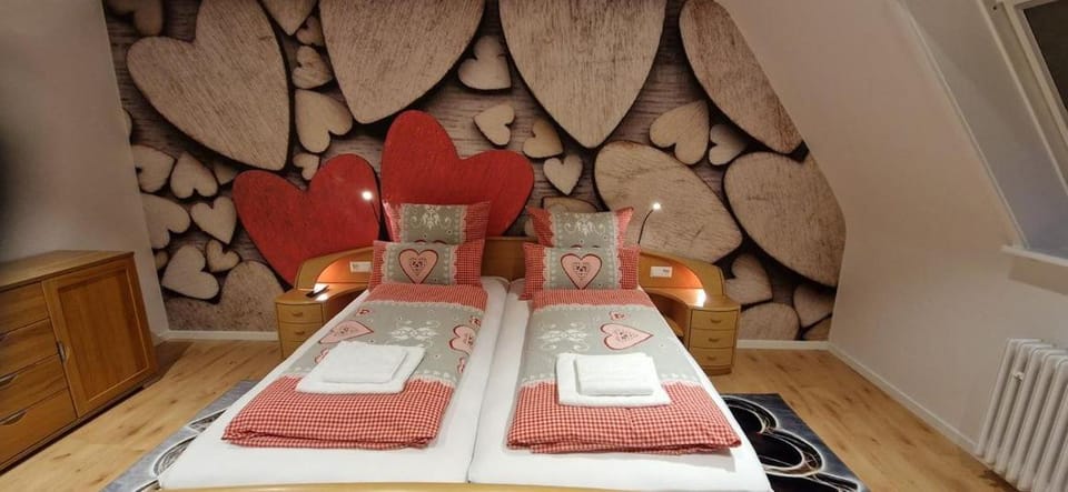 Bed, Bedroom, towels
