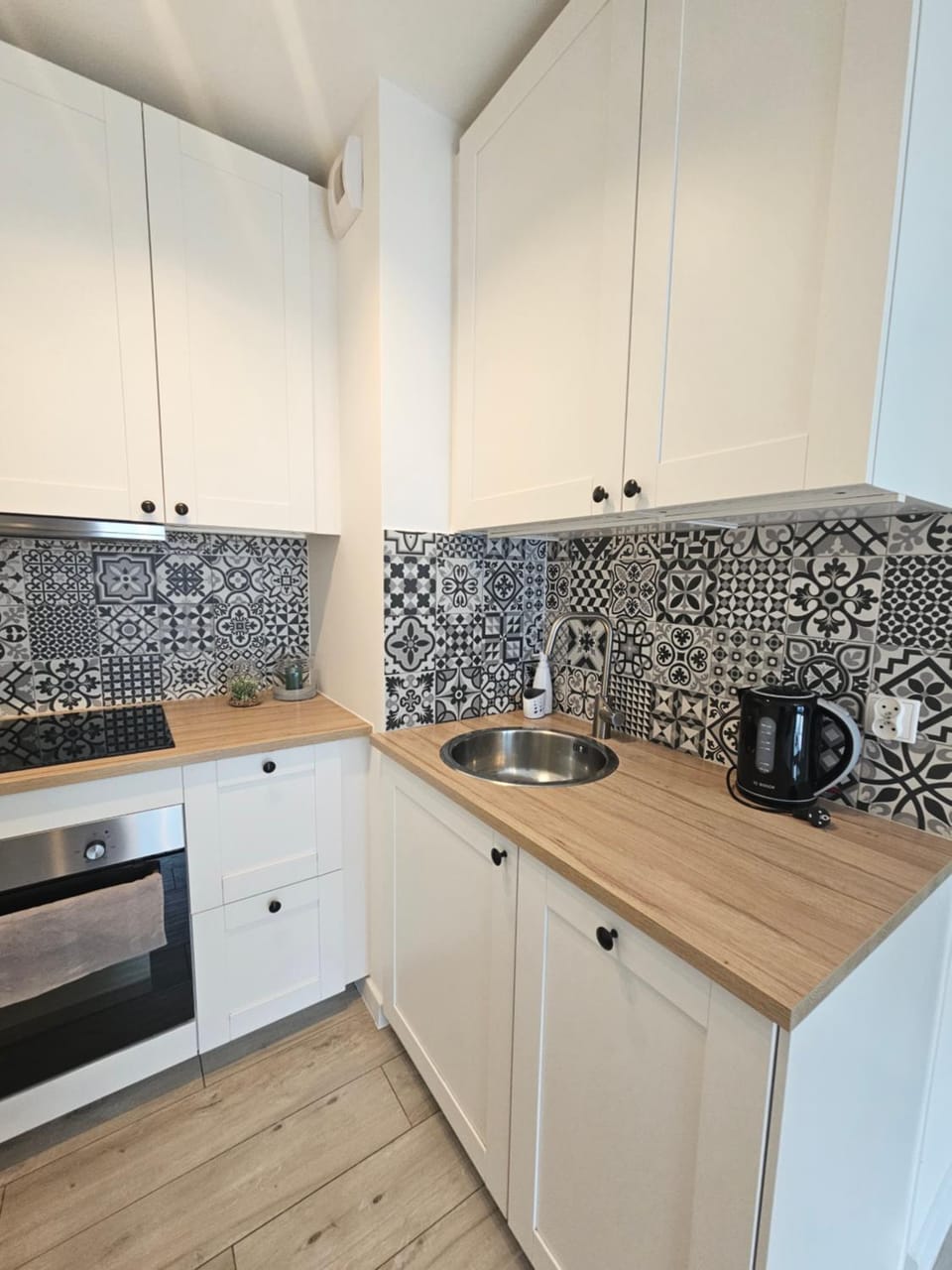 Coffee/tea facilities, Kitchen or kitchenette, dishwasher, stove