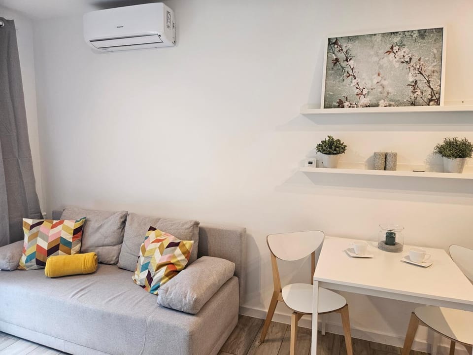 Living room, Seating area, Dining area, air conditioner