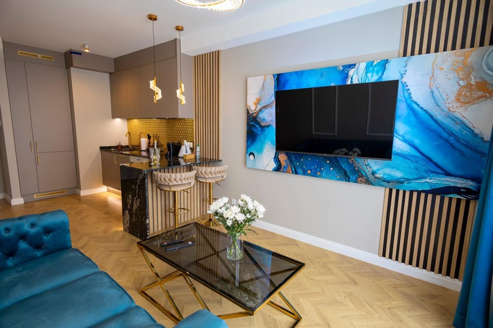 TV and multimedia, Kitchen or kitchenette, Living room, Seating area, Dining area