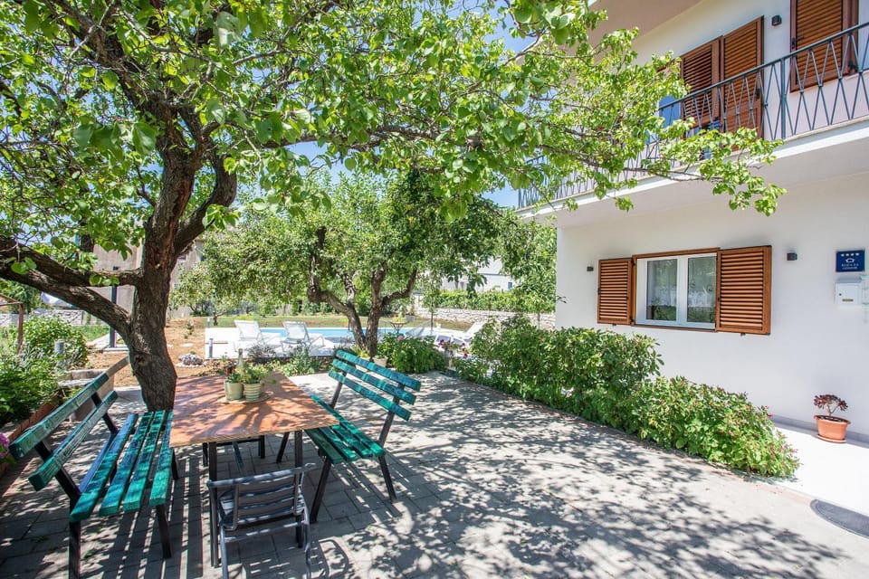 Property building, Balcony/Terrace, Seating area