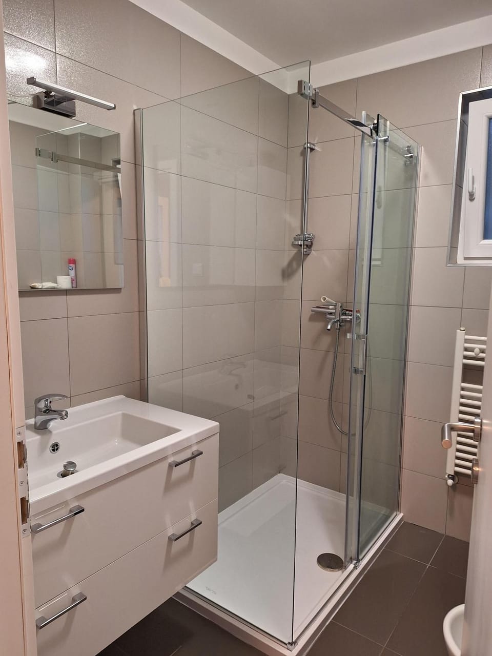 Shower, Toilet, Bathroom, towels