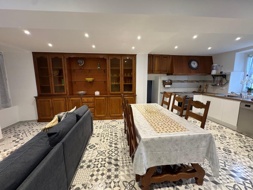 Kitchen or kitchenette, Living room, Seating area, Dining area, pet friendly, stove