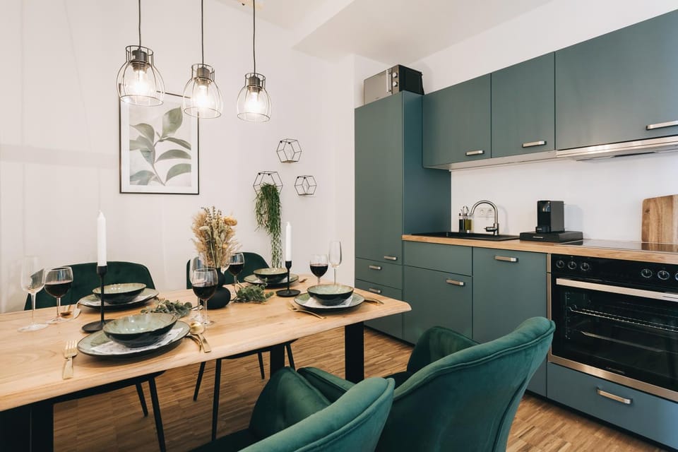 Coffee/tea facilities, Kitchen or kitchenette, Seating area, Dining area, stove