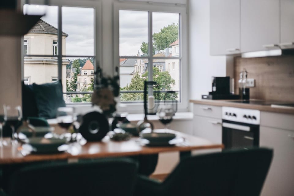 Kitchen or kitchenette, Seating area, Dining area, stove