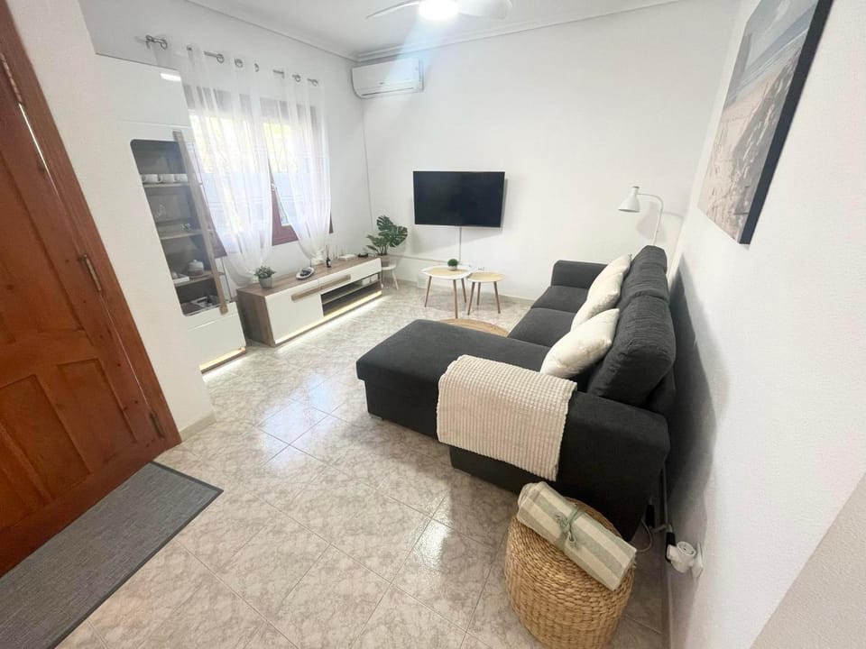 TV and multimedia, Living room, Seating area, air conditioner