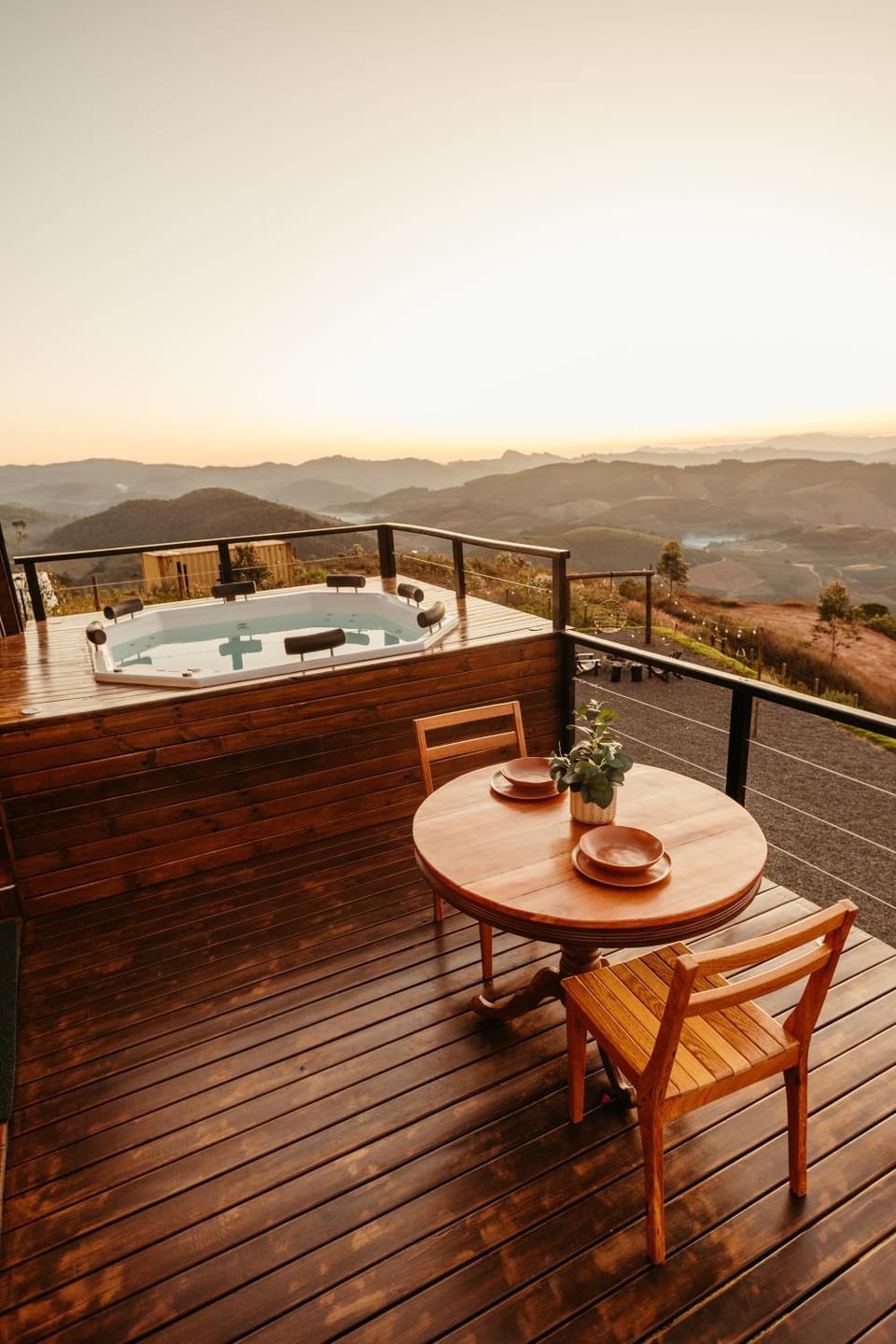 Hot Tub, Dining area, Mountain view